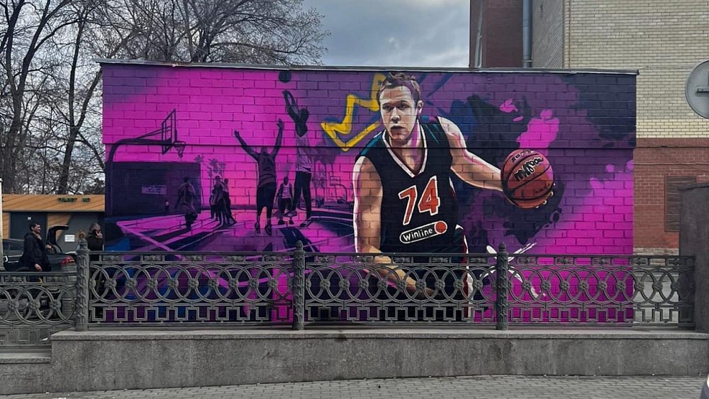 В Челябинске нарисовали граффити с известным баскетболистом