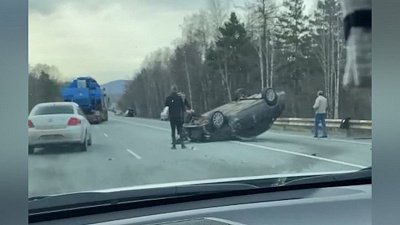 Легковушка перевернулась на трассе М-5 в Челябинской области