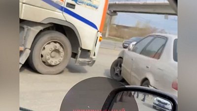 В Челябинске столкнулись легковой автомобиль и грузовик