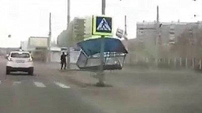 В Миассе сильный ветер сдул остановку общественного транспорта