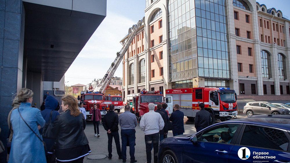 В центре Челябинска загорелась крыша бизнес‑центра