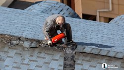 В центре Челябинска загорелась крыша бизнес‑центра