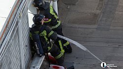 В центре Челябинска загорелась крыша бизнес‑центра