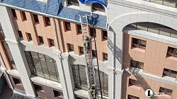 В центре Челябинска загорелась крыша бизнес‑центра