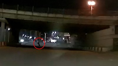 Видео падения мужчины с моста в Челябинске