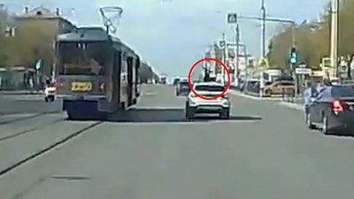 В Магнитогорске спешащий на трамвай пешеход попал под колеса машины