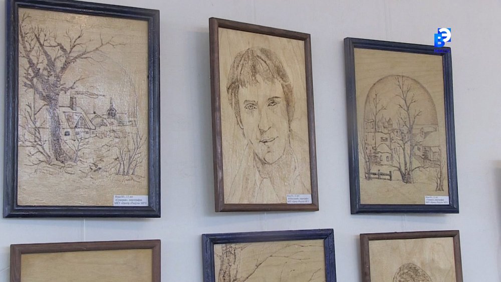 В Миассе открылась выставка детей-сирот