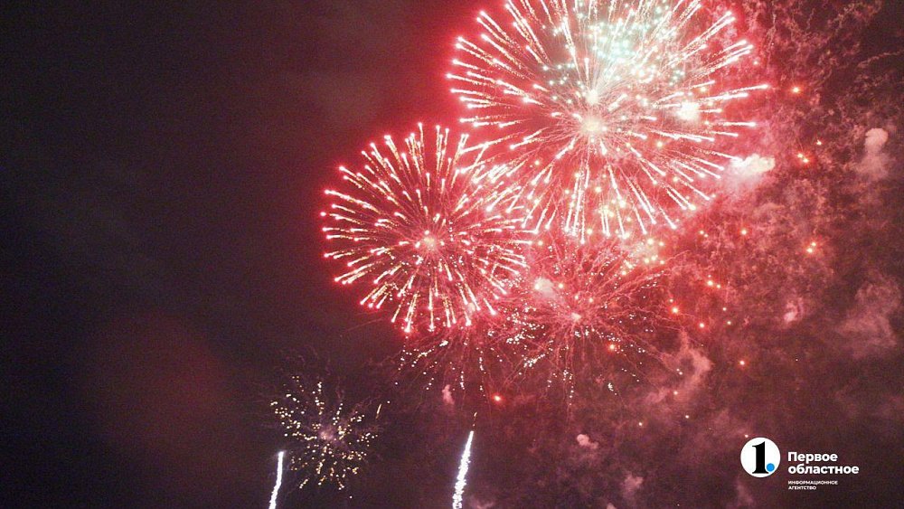 Праздник Весны и Труда в Челябинске завершился фейерверком