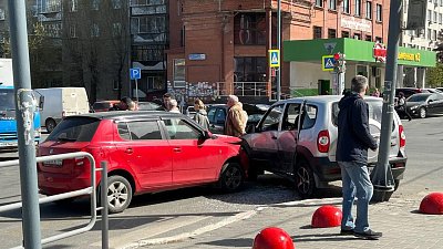 В Челябинске при столкновении трех авто пострадал водитель Chevrolet