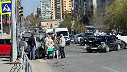 В Челябинске при столкновении трех авто пострадал водитель Chevrolet