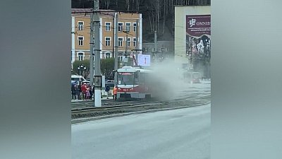 Горящий трамвай в Златоусте попал на видео