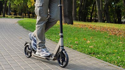 В Челябинске школьник на самокате столкнулся с автомобилем