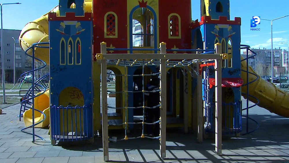 В Миассе идёт ремонт игровой площадки