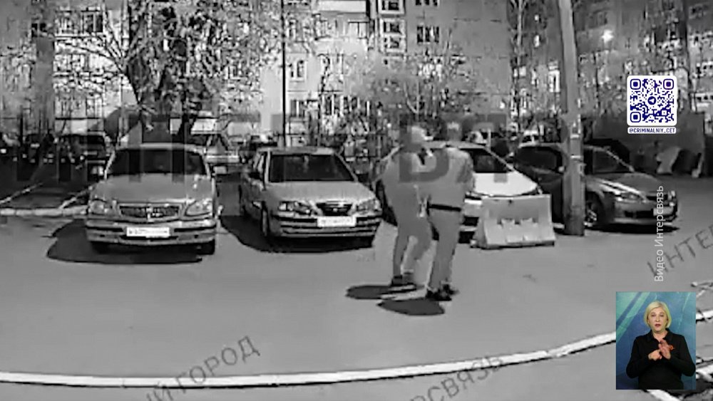 Челябинке разбили стекло на машине