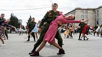 В Челябинске студенты станцевали вальс Победы