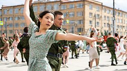 В Челябинске студенты станцевали вальс Победы