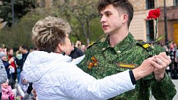 В Челябинске студенты станцевали вальс Победы