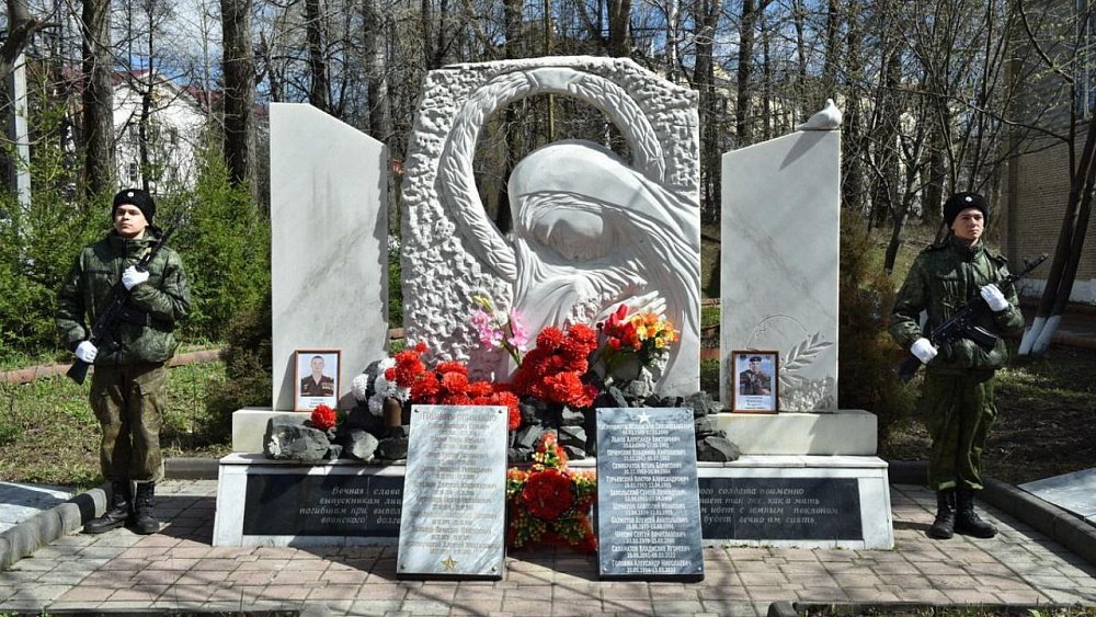 В Златоусте открыли мемориальную доску в память о погибших на территории Украины земляках