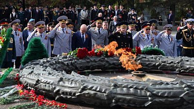 Челябинцы возложили цветы к Вечному Огню