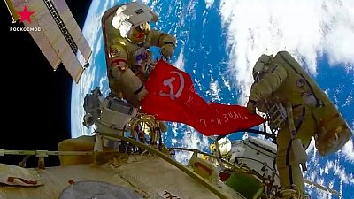 В открытом космосе развернули копию Знамени Победы