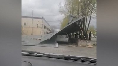 В Сатке порывы ветра уронили металлическую конструкцию на машины