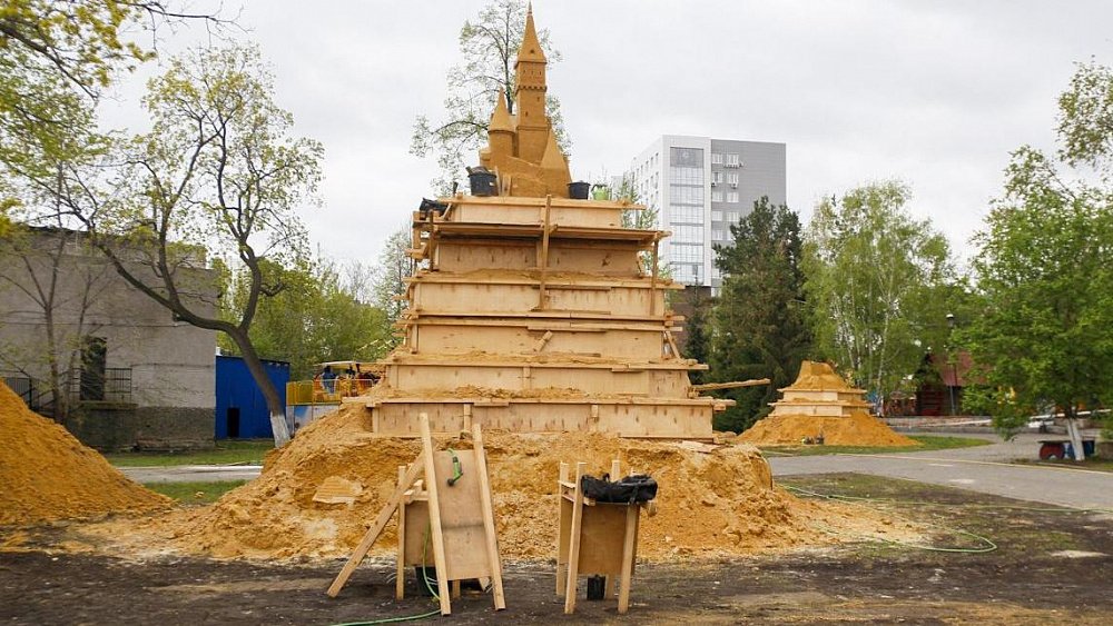 В челябинском парке приступили к созданию скульптур из песка
