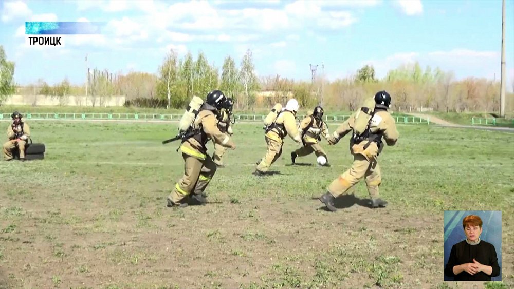Спасатели сыграли в футбол в противогазах
