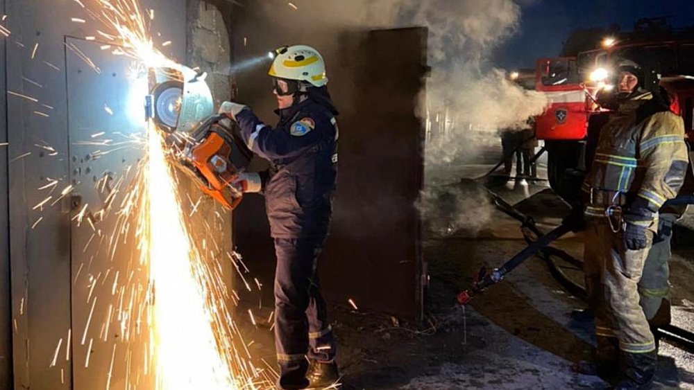 В Миассе из‑за тлеющих торфяников загорелись гаражи