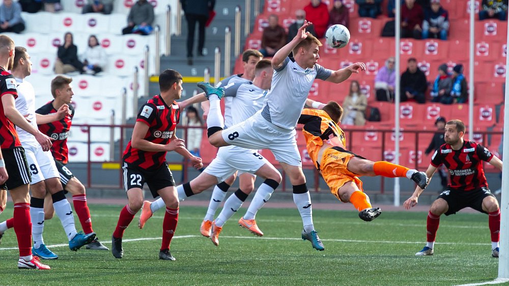 Футбольный клуб «Челябинск» одержал пять побед подряд на финише чемпионата