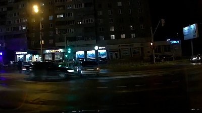 В Магнитогорске пешеходы чуть не попали под колеса автомобиля