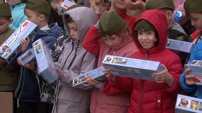 Свой первый самолёт получили школьники