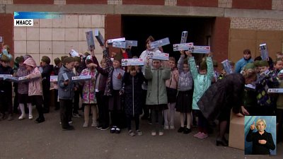 Школьникам вручают модели самолетов военных лет