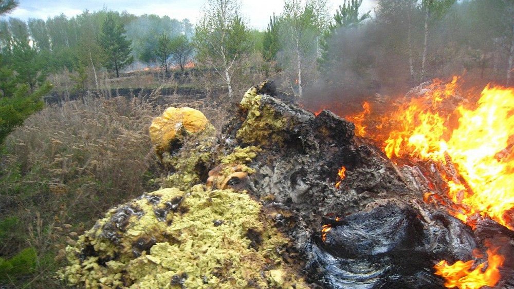 Неизвестные подожгли покрышки и утеплитель на территории Харлушевского заказника