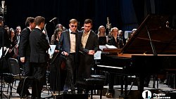 В Челябинской филармонии выступил незрячий пианист‑виртуоз Олег Аккуратов