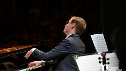 В Челябинской филармонии выступил незрячий пианист‑виртуоз Олег Аккуратов