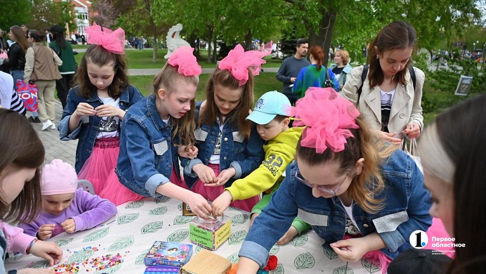 Семейный фестиваль «Пикник на Алом» проходит в Челябинске