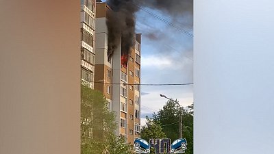 Видео пожара в многоквартирном доме в Челябинске