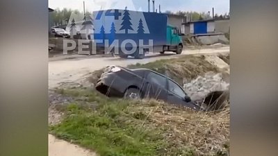 В Башкирии автомобиль дважды упал в овраг