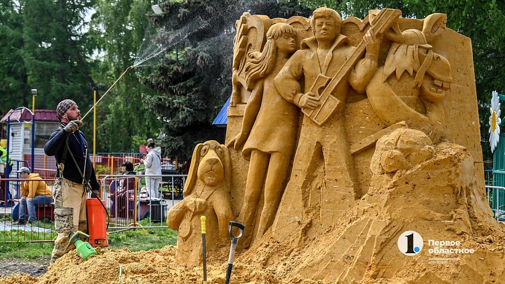 В челябинском парке создают скульптуры из песка