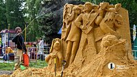 В челябинском парке создают скульптуры из песка