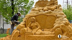 В челябинском парке создают скульптуры из песка