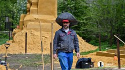 В челябинском парке создают скульптуры из песка