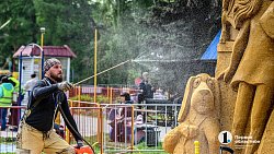 В челябинском парке создают скульптуры из песка