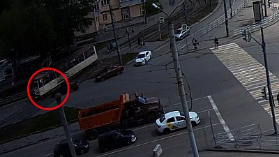 В Челябинске столкнулись трамвай и легковой автомобиль