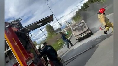 В Снежинске загорелась машина рядом с заправкой