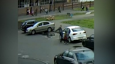 В Челябинске ищут мужчину, наказывающего ребенка на улице