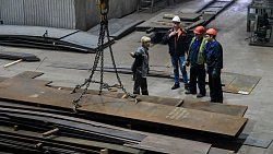 Сам себе полуприцеп: репортаж с южноуральского завода тяжеловозной техники