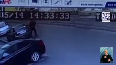 Мужчина украл деньги из салона авто