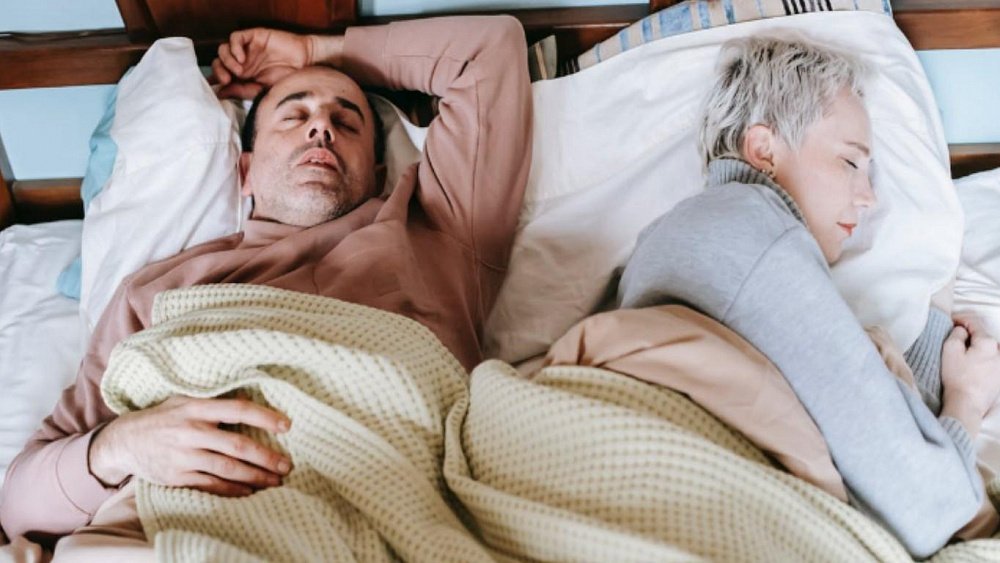 Какая поза для сна предупреждает боли в шее