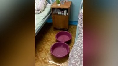 В Южноуральске пациенты больницы сняли на видео протекающую крышу